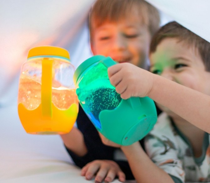 Pojemnik z lampką do zabawy sensorycznej Montessori Glo Pals zielony